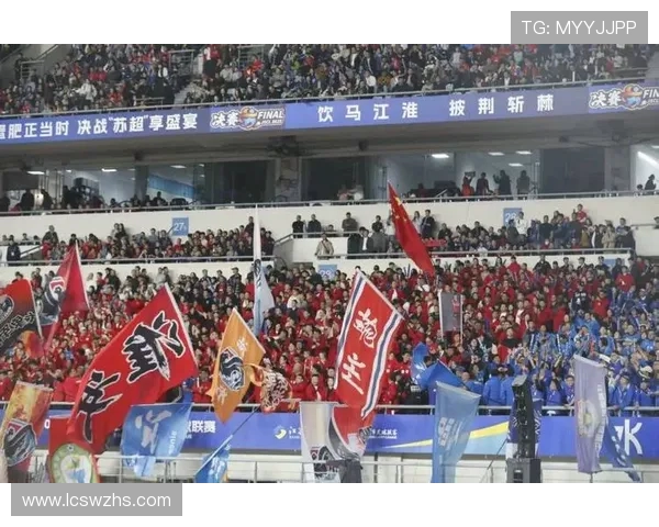 泪洒赛场后 90 度鞠躬!淮安球员致谢球迷,看台 “继续战斗” 声震云霄(1)